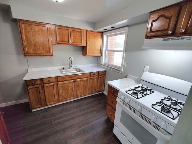 Building Photo - *Recently Updated 2BD/1BA Duplex Available in Carrick*