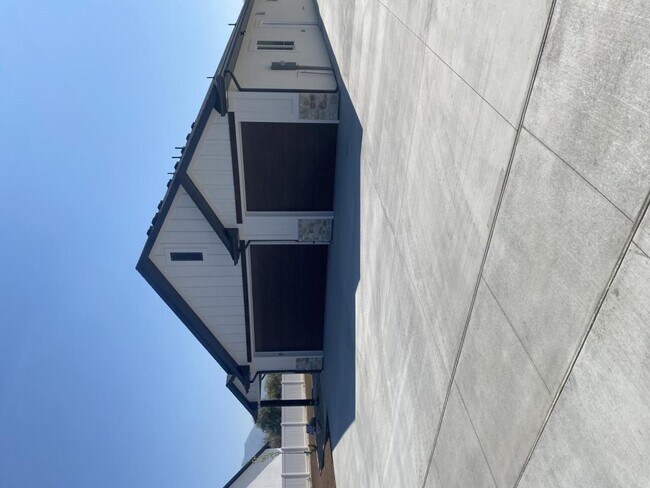 Building Photo - 2104 3125 W