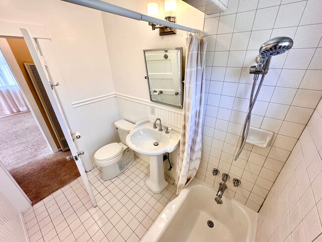 Building Photo - Coastal charm -2bd 1ba - blocks from Hermo...