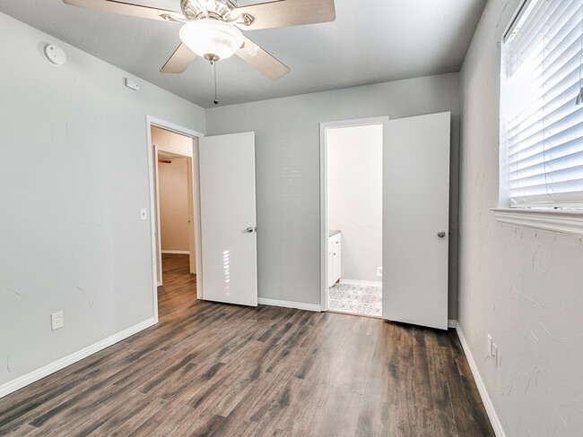 Building Photo - 5214 N Mueller Ave