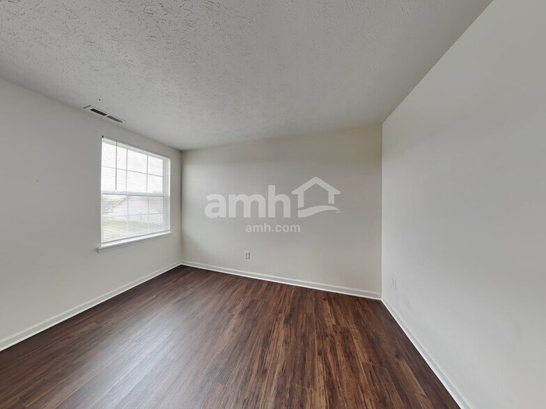 Building Photo - 6154 N Woodhaven Dr