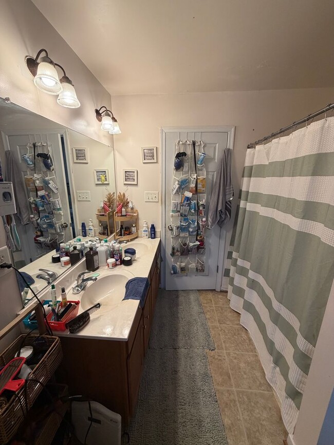 Building Photo - 3 Bdrm/2.5 Bth Home Located Close to I-95