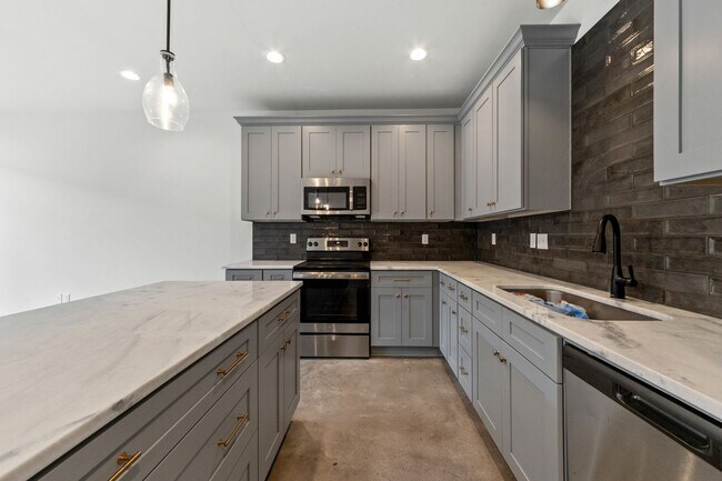 Building Photo - 409 Highland Park Ln