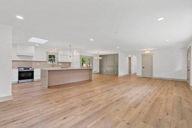 Building Photo - 460 Hilltop Trail