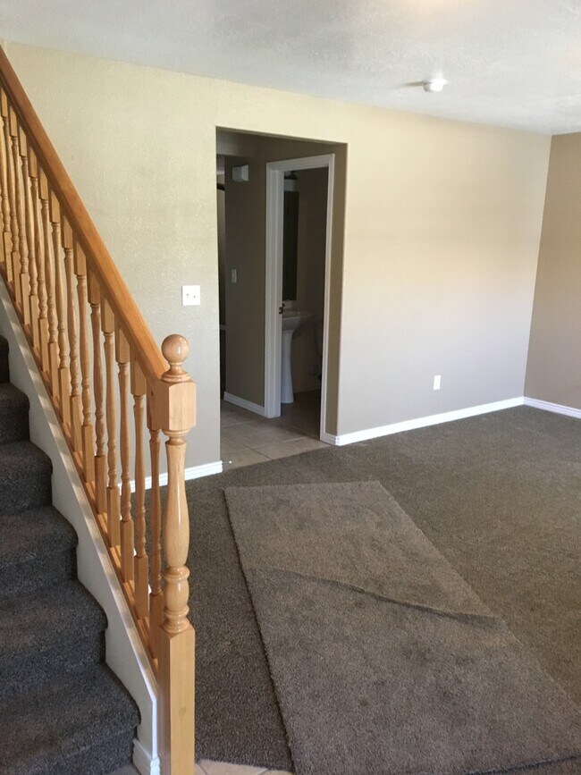Building Photo - Desired Hidden Valley Town Home!
