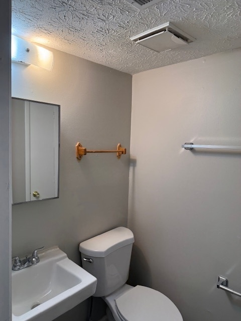 Building Photo - 2BR/1BA duplex in cul-de-sac located in th...