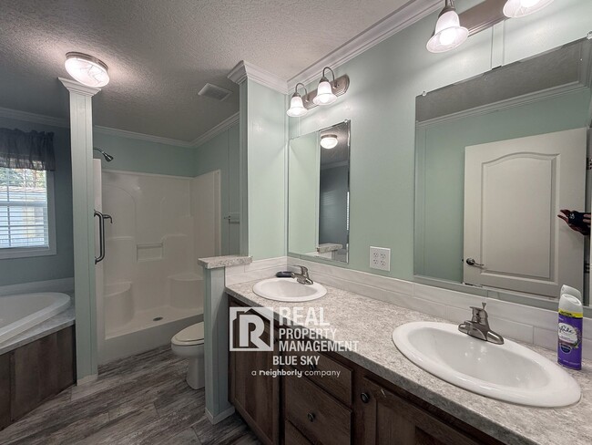 Building Photo - SPACIOUS 4 BEDROOM HOME WITH MODERN FEATUR...