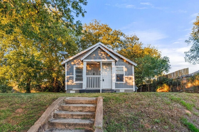 Building Photo - 515 E Lee St