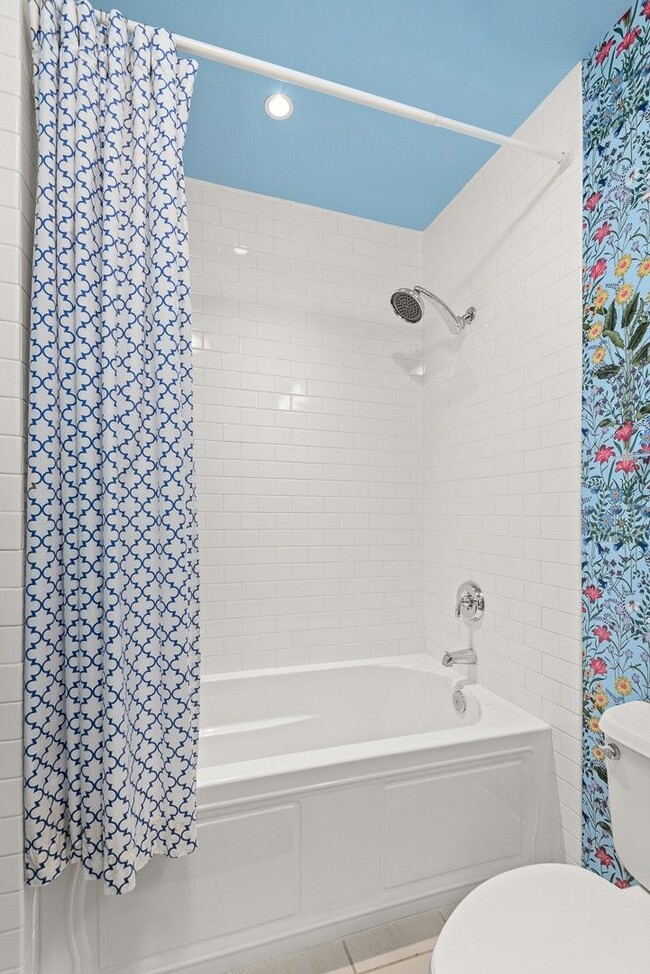 Building Photo - Fully Furnished Studio Condo at The Adelicia