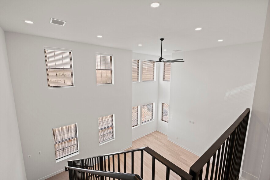 Building Photo - 3009 N Oak Trafficway