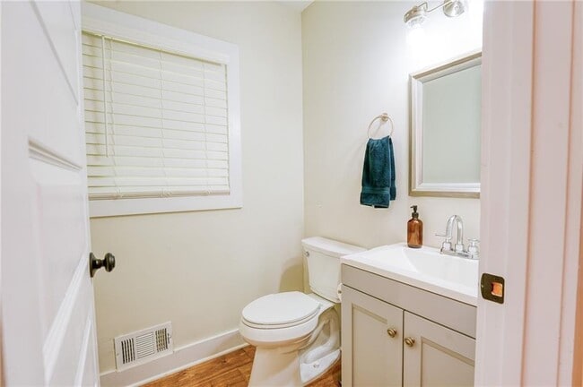 Building Photo - 3076 McCully Dr NE