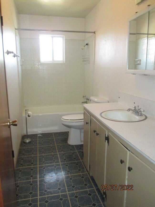 Building Photo - Peaceful Setting in J-Six