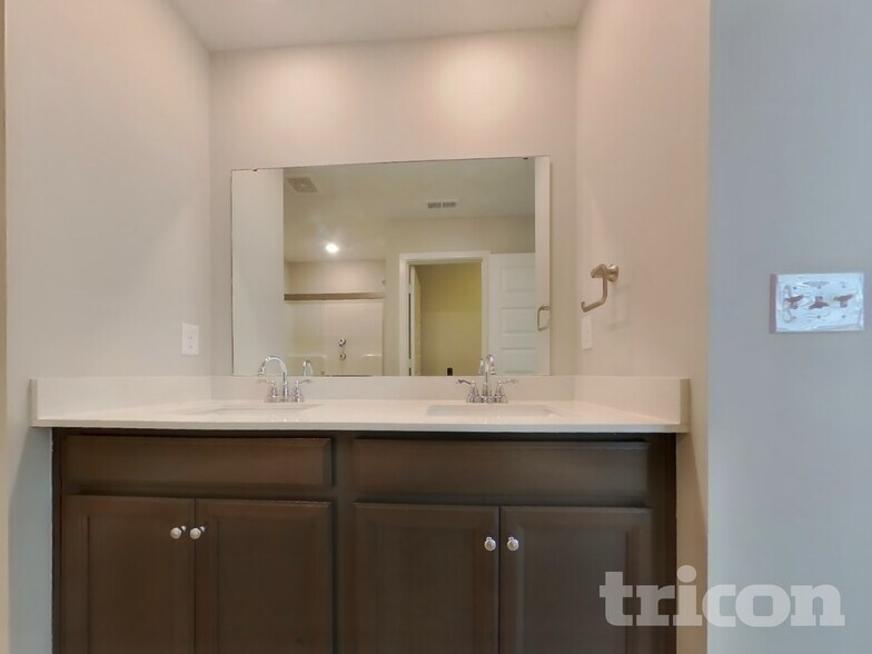 Building Photo - 1303 Eton Wy