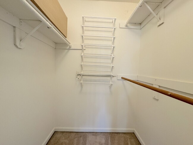 Building Photo - Inviting Townhome with Abundant Space & Co...