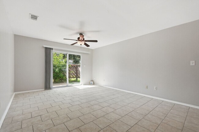 Building Photo - 8160 Stonebrook Dr