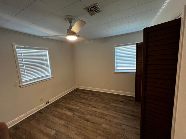 Building Photo - 2 Bedroom, 1 bathroom, Brick home , Stainless appliances, with Large Yard and Covered Parking.