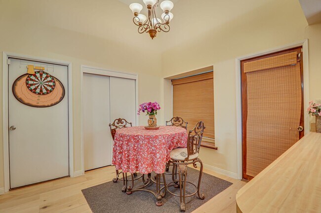 Building Photo - Great Laurelglen Home!