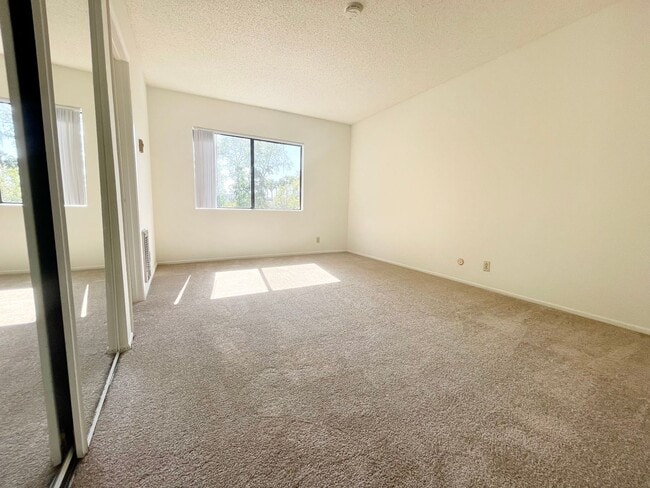 Building Photo - Spacious Single Level Upstairs Apartment!