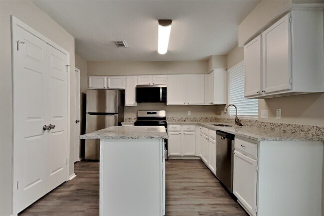 Building Photo - 16907 Spruce Run Dr