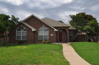 Building Photo - Welcome to this charming 3-2-2 brick home ...