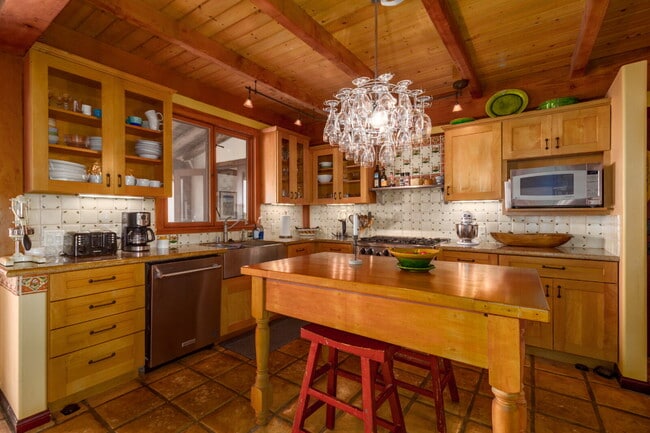 Building Photo - Furnished Spacious Hawaii Retreat with Sweeping Ocean Views