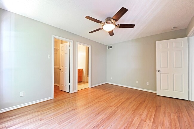 Building Photo - Updated top floor 2br with vaulted ceilings, two balconies and treed views!