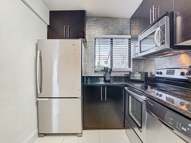 Building Photo - Vineland Road, Orlando, FL 32811 - 2 BR 2.5 BA townhouse