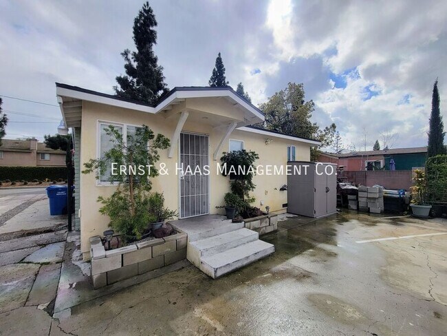 Building Photo - 8429 Somerset Blvd