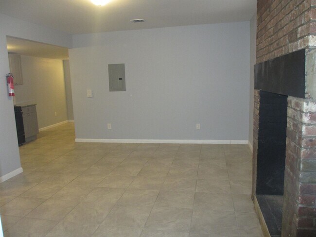 Building Photo - 585 Bramhall Ave