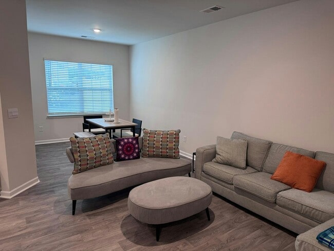 Building Photo - 285 Moyer Dr