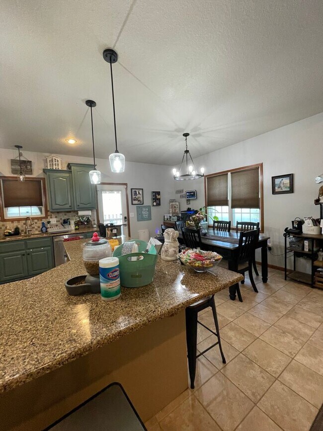 Building Photo - 825 Locharno Dr