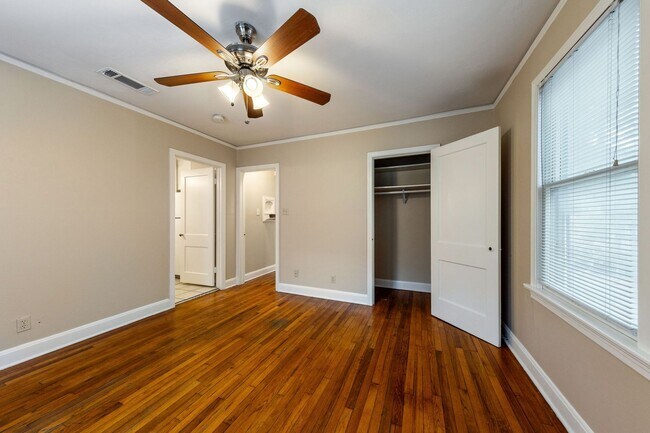 Building Photo - 909 E 38th St