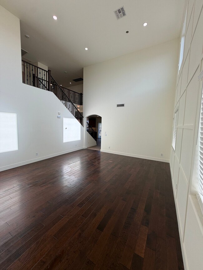 Building Photo - 2741 E Quiet Hollow Ln