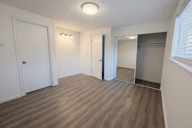 Building Photo - 4006 S Lawrence St