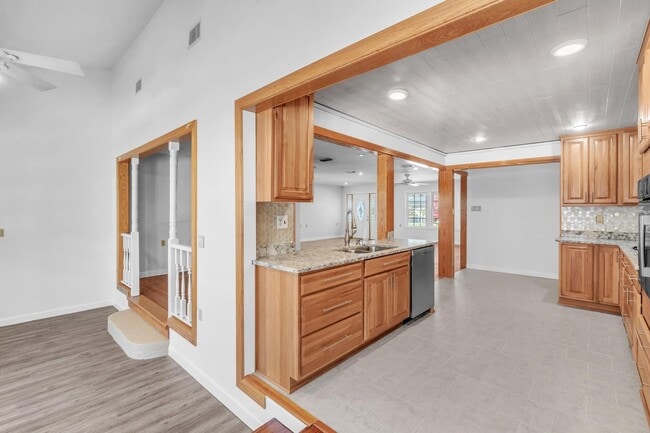 Building Photo - Charming home with large garage & attached...