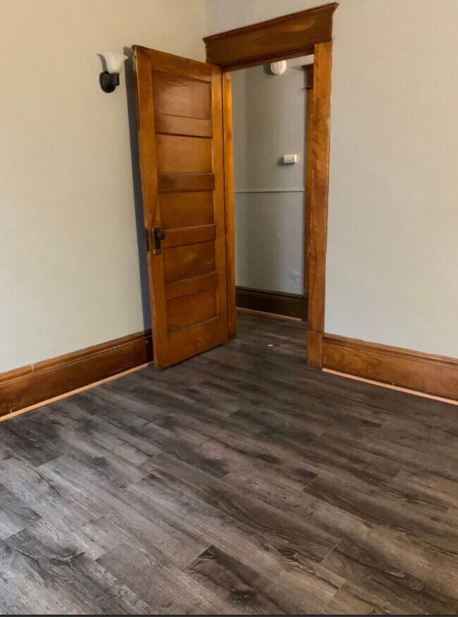 Building Photo - 3 bedroom 1 bath house in St. Paul!