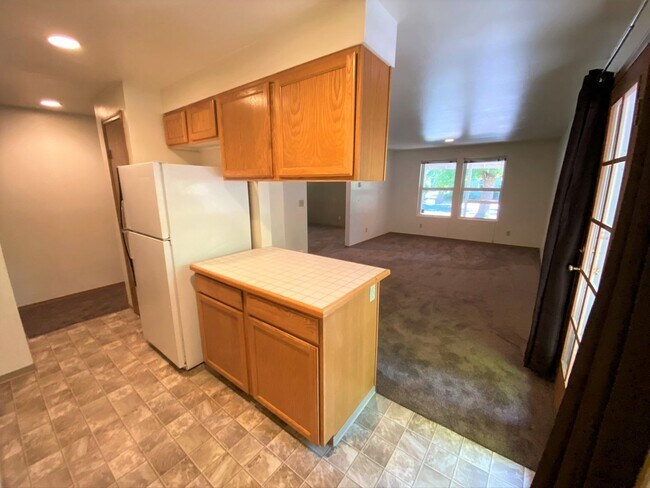 Building Photo - 3 Bed, 2 Bath 1 block from CWU
