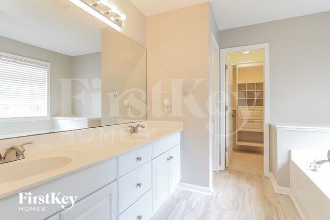 Building Photo - 265 Anita Dr