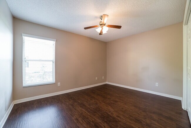 Building Photo - 4924 Labrador Ln