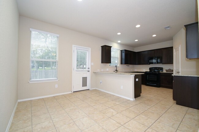 Building Photo - 4 bedroom home located within 6 miles of R...