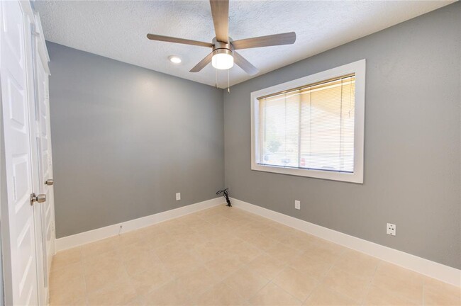 Building Photo - 3843 Westmeadow Dr