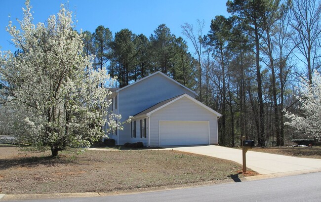 Building Photo - **AVAILABLE March 15th!** West Side Athens...