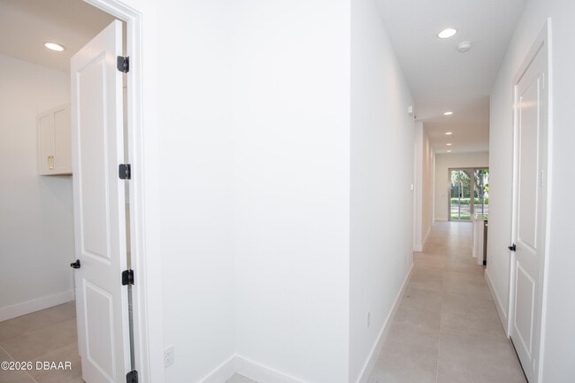 Building Photo - 618 N Duss St