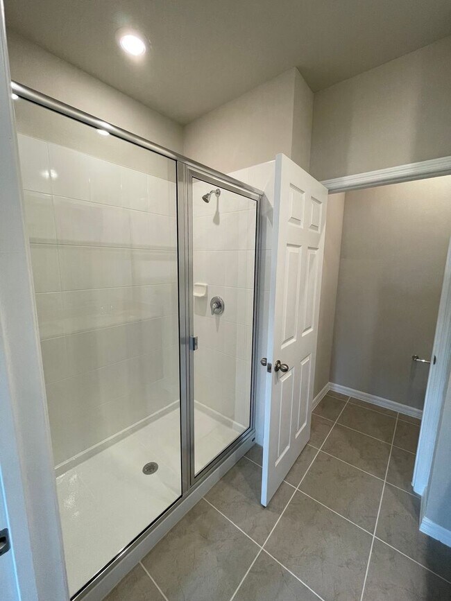 Building Photo - Spacious 3 Bedroom, 2.5 Bath Townhome in L...