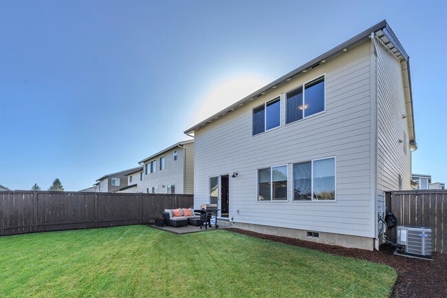 Building Photo - New 4 bedroom, 2.5 bath home in NW McMinnville