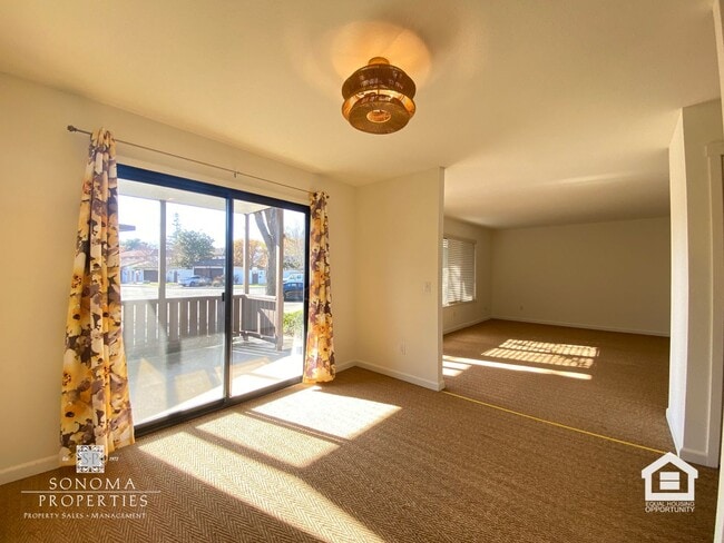 Building Photo - Ground Floor Condo on Sonoma's East Side