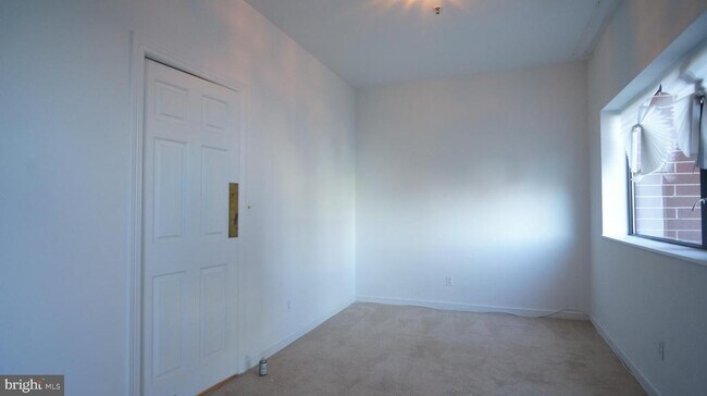 Building Photo - 10 E Lee St