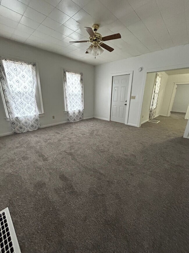 Building Photo - 3 Bedroom 2 Bathroom Apartment Near Gundersen