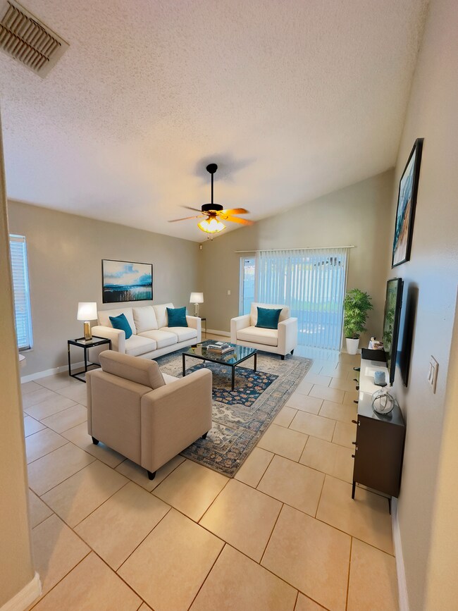 Building Photo - Beautiful 4 bedrooms 2 baths single family...