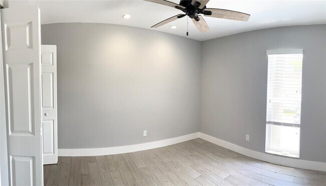 Building Photo - 5328 NE 6th Ave